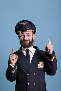 微笑的飞行员用食指向上的画像，