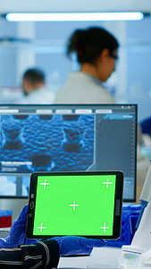 从事绿屏平板电脑研究的医学研究科学家