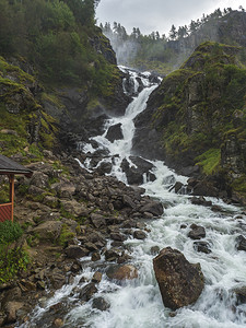 挪威奥达霍达兰县 13 号公路沿线的双瀑布 Latefoss 或 Latefossen。
