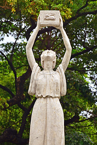 马尼拉圣托马斯大学知识喷泉雕像