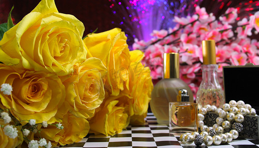 黄色花朵配香水和首饰