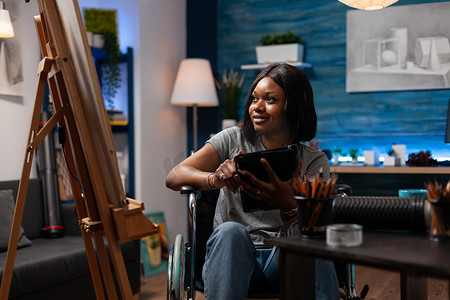 非裔美国女性在电子平板电脑上回顾艺术笔记