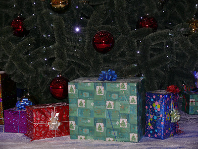 圣诞树下的礼盒