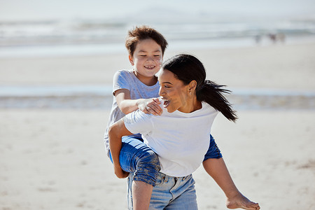 母亲、背着沙滩的孩子和带着微笑、家庭纽带和阳光下户外度假的亚洲孩子。