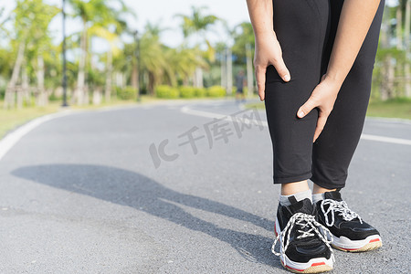 亚洲女性在 r 上跑步时用手抓住膝盖受伤