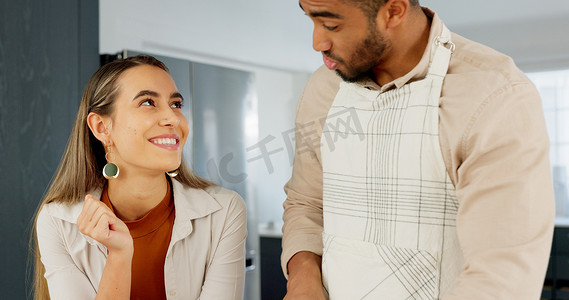 年轻夫妇在厨房里，人们在墨西哥公寓里做饭，还有滑稽的印度男人和女朋友笑着开玩笑。