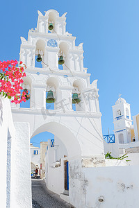 皮尔戈斯圣托里尼希腊在夏季阳光明媚的日子里，拥有粉刷成白色的房屋和教堂