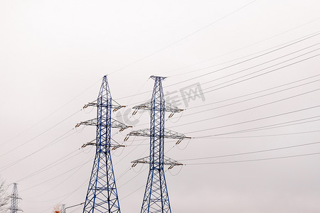 高压电塔摄影照片_蓝色高塔高压输电线，高压电塔