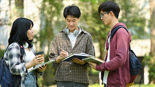 在大学里，一群学生在课后在户外散步时互相交谈。