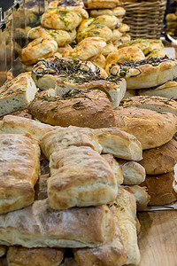 伦敦市场摊位上出售的手工面包