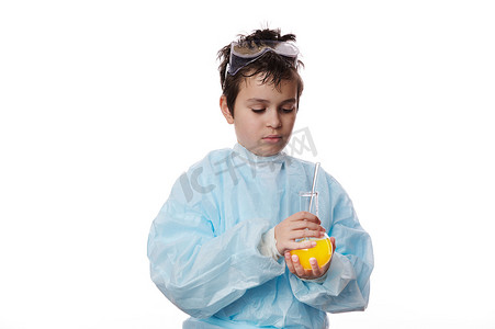 自信的十几岁男孩穿着实验室服，带着实验室烧瓶和玻璃棒，在白色背景中被隔离