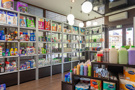小超市摄影照片_白俄罗斯明斯克 — 2021年11月29日：一家销售家用化学品和化妆品、个人卫生用品的小商店的内部