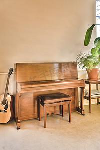 房间里的钢琴和椅子，还有一把吉他