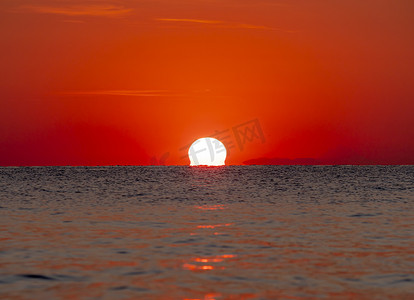 大海上的大太阳日出