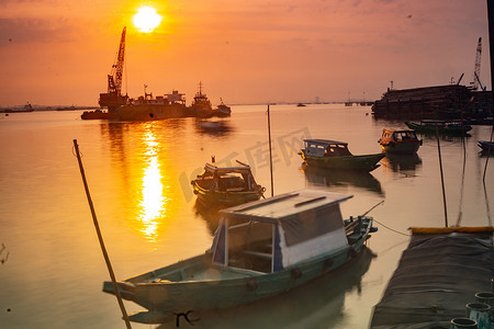 2022 年 12 月 10 日上午，传统码头，Gresik，东爪哇，印度尼西亚。