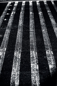 白色的斑马线摄影照片_道路上人行横道或斑马线的极端特写镜头。