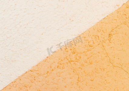 砂石膏墙上的对角线，有两种颜色 — 淡黄色和白色纹理背景