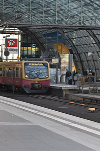 柏林轻轨 S7 离开德国柏林柏林总站的垂直拍摄