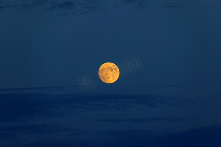 午夜的月亮摄影照片_夜空中发光的月亮