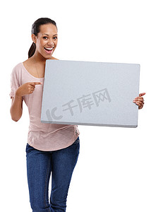 海报用背景摄影照片_女人，工作室，指着营销广告牌，微笑着，用白色背景模拟。