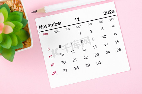 2023 年 11 月粉红色背景的 2023 年月历。