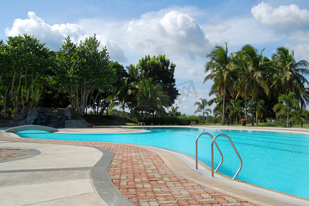 菲律宾八打雁省利帕市马拉拉亚特山的游泳池。
