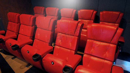 电影院座椅摄影照片_红色皮革电影院电影院座椅。
