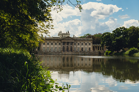 在华沙的 Lazienki 公园旅游胜地岛上的巴斯古典主义宫殿。 