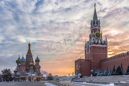 圣瓦西里大教堂和 Spasskaya 塔在红场和五颜六色的天空在冬天的早晨。