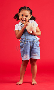 兴奋的孩子、肖像和存钱罐在孤立的红色背景下进行资金规划、储蓄或未来投资。