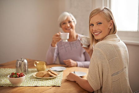 幸福是和奶奶一起喝茶。