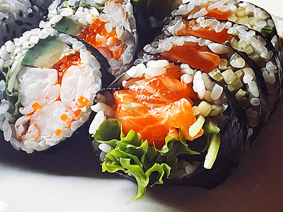 美味餐点摄影照片_食物和饮食、餐厅的日本寿司、亚洲美食作为午餐或晚餐的餐点、美味食谱
