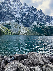 波兰扎科帕内 Polish Tatry 山脉的 Morskie Oko 湖雪山小屋。