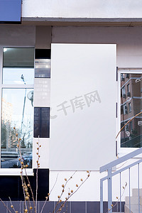 带窗户的墙上白色矩形标志，用于模型设计的外观