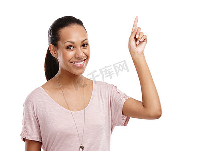 黑人妇女、快乐的肖像和手指在工作室中用于广告模型、营销促销或销售产品建议。
