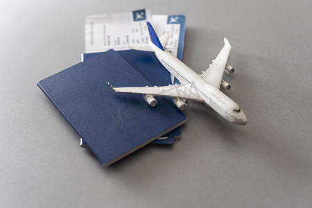 旅行概念的准备、玩具飞机、带复印空间的护照