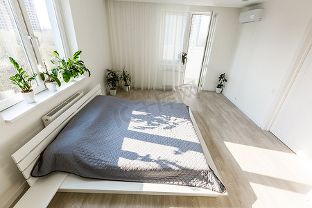 有镶木地板的简单的专属白色卧室