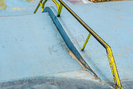 滑板坡道摄影照片_一个带铁坡道的坡道，用于在滑板公园跳跃