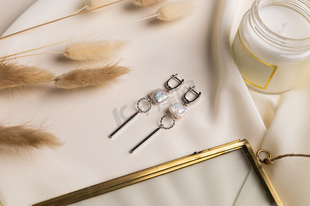 优雅的珠宝套装，镶有宝石的银珍珠耳环。