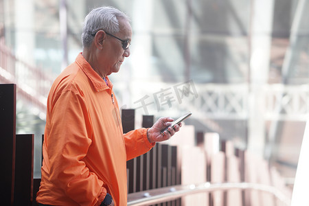 老人老人老人使用智能手机。