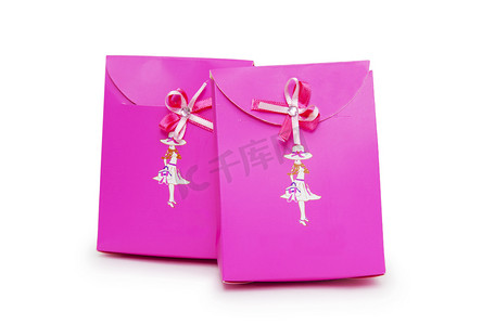 粉色礼品盒摄影照片_白色背景上的粉色礼品盒。