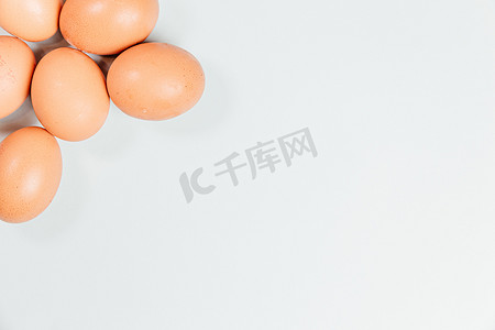 一个角落摄影照片_白色背景，鸡蛋从一个角落伸出