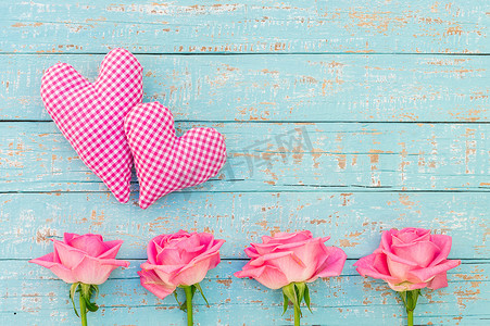 爱的馈赠摄影照片_情人节心与美丽的粉红玫瑰