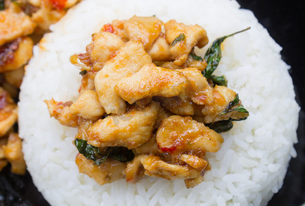 炸鸡实景摄影照片_米饭或泰国菜食谱 Ce 上的炒鸡和圣罗勒