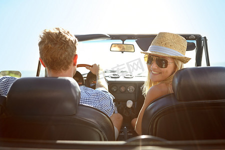 汽车旅行、公路旅行和情侣在亲密的假期冒险、交通旅行或有趣的暑假中的背影。