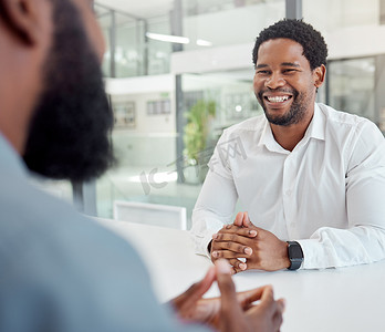 面试、招聘和黑人在办公室与经理会面。