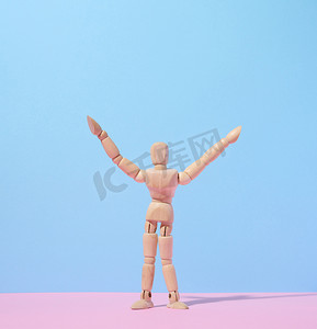 木插图摄影照片_蓝色背景中的木偶人，双臂举起