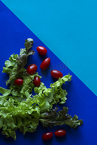 蓝色背景的蔬菜，极简主义摄影