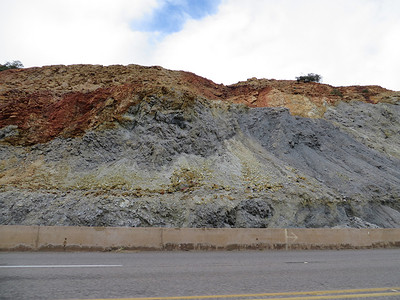 亚利桑那州 Bisbee 附近的 Mineral Rich Road Cut
