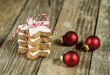 圣诞礼物，木桌背景上堆放着红色装饰品的饼干